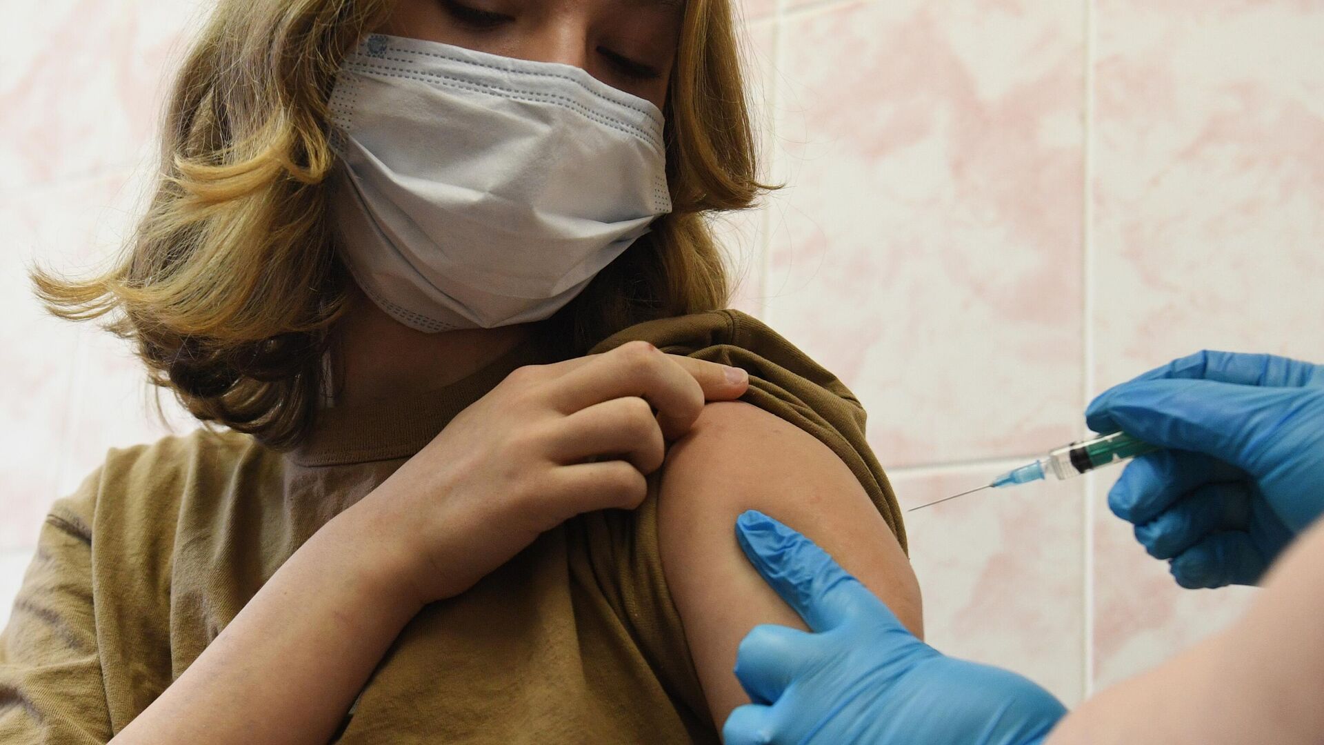 Вакцинация подростков от Covid-19 в Новосибирске  - Sputnik Южная Осетия, 1920, 27.02.2022
