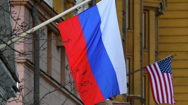 Государственные флаги России и США у американского посольства в Москве - Sputnik Южная Осетия