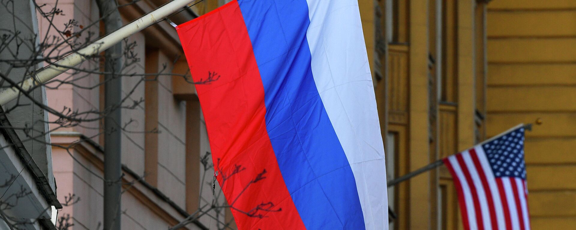 Государственные флаги России и США у американского посольства в Москве - Sputnik Южная Осетия, 1920, 07.02.2022