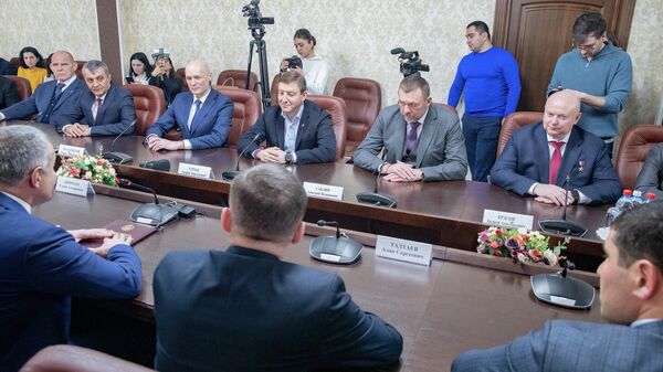 Президент Южной Осетии встретился с прибывшей в Цхинвал делегацией Единой России - Sputnik Южная Осетия