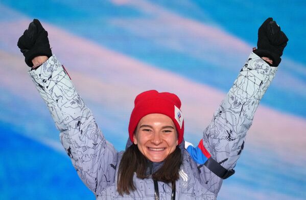 Российская спортсменка Наталья Непряева, завоевавшая серебряную медаль в забеге на дистанции 2x7,5 км скиатлона во время соревнований по лыжным гонкам среди женщин на XXIV зимних Олимпийских играх 2022 - Sputnik Южная Осетия
