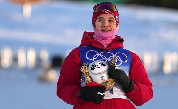 Российская спортсменка Наталья Непряева, завоевавшая серебряную медаль в забеге на дистанцию 2x7,5 км скиатлона на XXIV зимних Олимпийских играх 2022 - Sputnik Южная Осетия