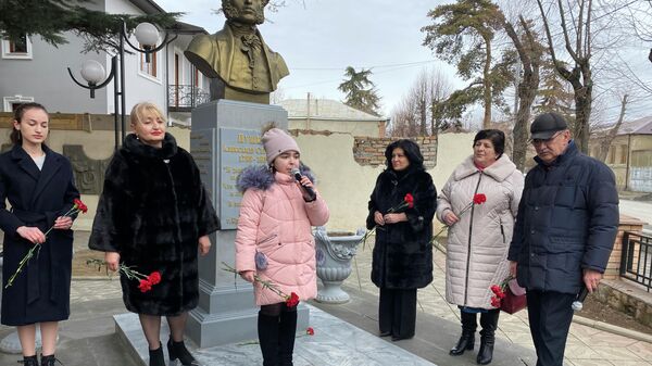 В Цхинвале почтили память поэта Александра Пушкина - Sputnik Южная Осетия