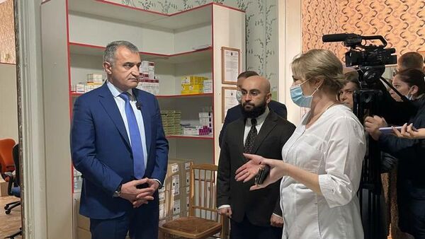 Президент посетил центральную государственную аптеку г. Цхинвал. - Sputnik Южная Осетия