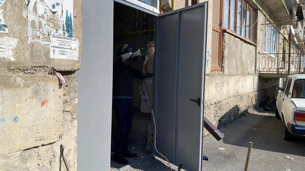 Замена входных дверей в подъездах муниципальных домов Цхинвала - Sputnik Южная Осетия