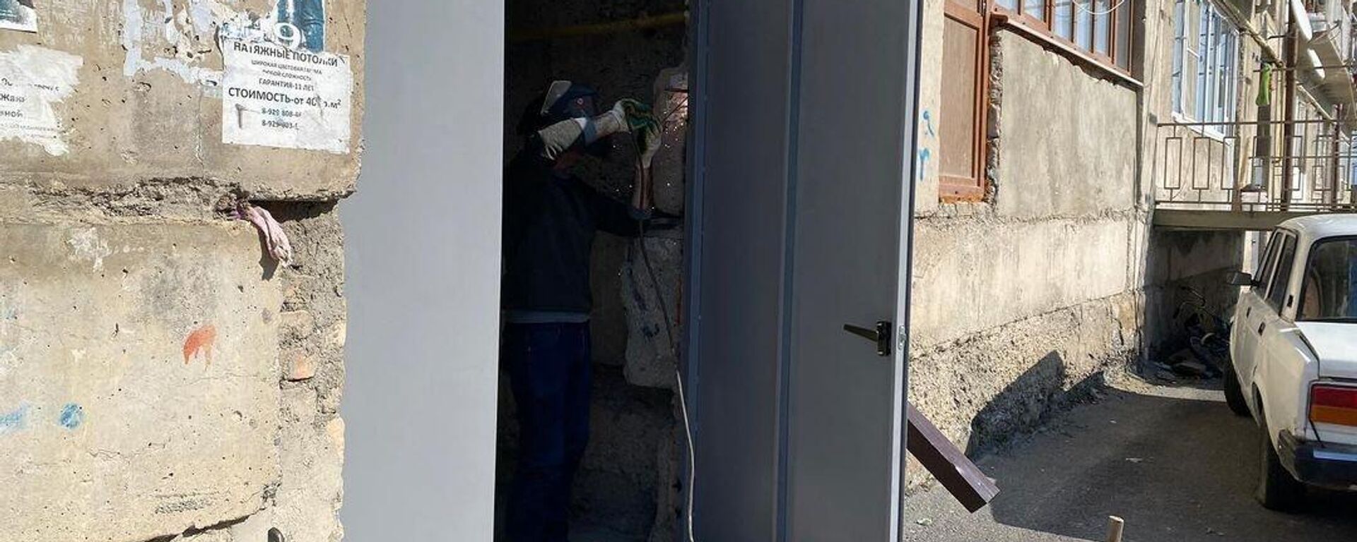 Замена входных дверей в подъездах муниципальных домов Цхинвала - Sputnik Южная Осетия, 1920, 19.02.2022