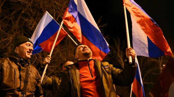 Жители Донецка празднуют признание Россией ДНР и ЛНР - Sputnik Южная Осетия