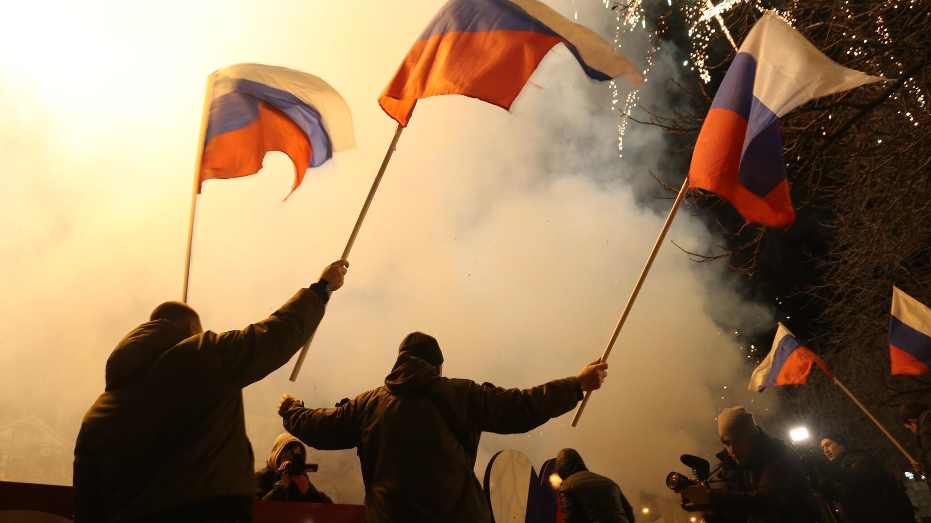 Жители Донецка и Луганска празднуют признание Россией ДНР и ЛНР - Sputnik Южная Осетия, 1920, 22.02.2022