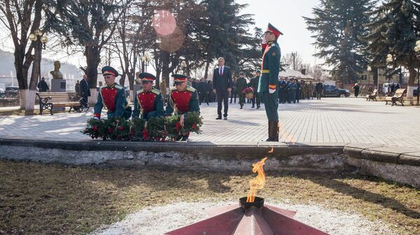 Возложение цветов к памятникам защитникам Отечества - Sputnik Южная Осетия