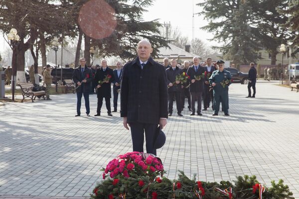 Возложение цветов к памятникам защитникам Отечества - Sputnik Южная Осетия