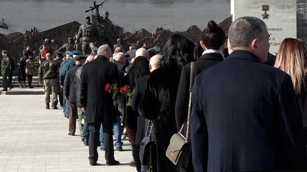 Возложение к мемориалам Защитникам Отечества: как в Цхинвале отметили День воинской славы - Sputnik Южная Осетия