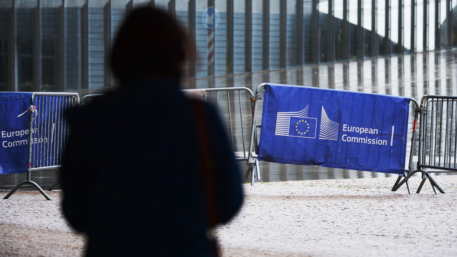 Логотип Евросоюза на ограждении возле здания штаб-квартиры Европейского парламента в Брюсселе - Sputnik Южная Осетия, 1920, 25.02.2022