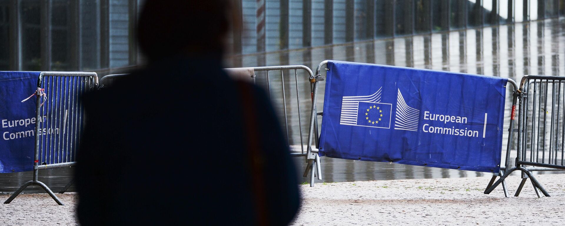 Логотип Евросоюза на ограждении возле здания штаб-квартиры Европейского парламента в Брюсселе - Sputnik Южная Осетия, 1920, 25.02.2022