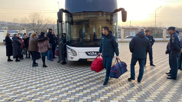 Автобус с беженцами из Донецкой Народной Республики прибыл в Цхинвал - Sputnik Южная Осетия