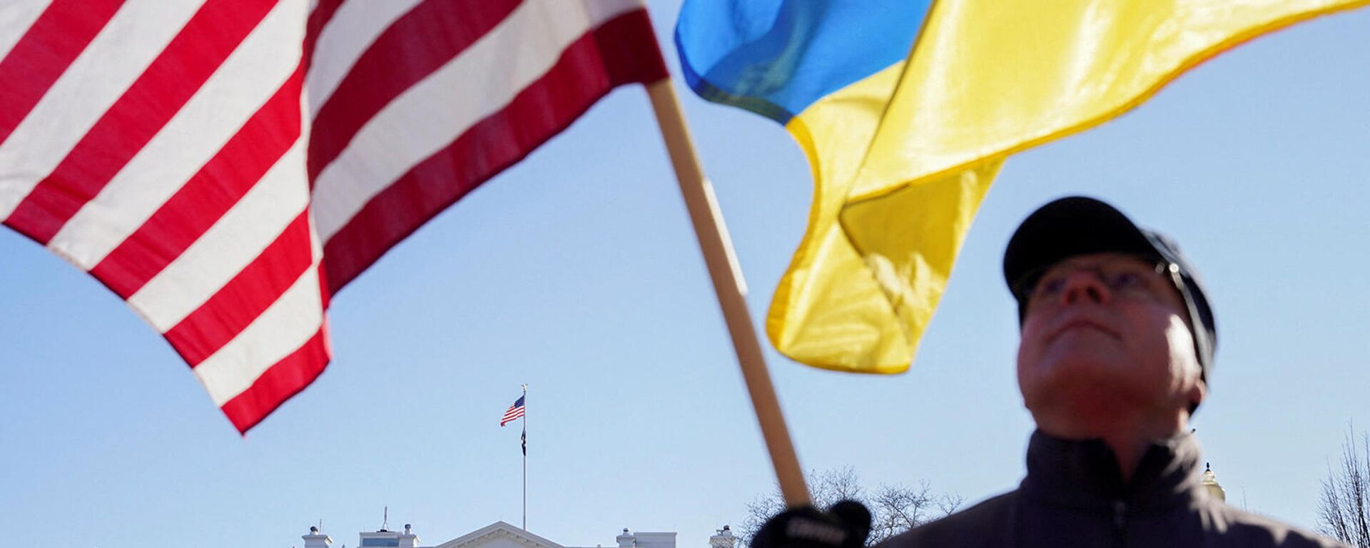 Активист с американским и украинским флагами на демонстрации против возможного вторжения России в Украину (29 января 2022). Вашингтон - Sputnik Южная Осетия, 1920, 28.02.2022