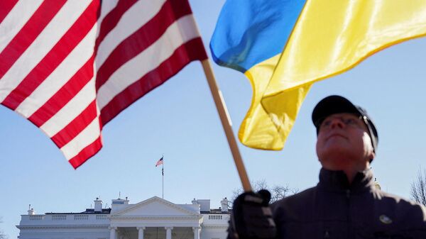 Активист с американским и украинским флагами на демонстрации против возможного вторжения России в Украину (29 января 2022). Вашингтон - Sputnik Южная Осетия