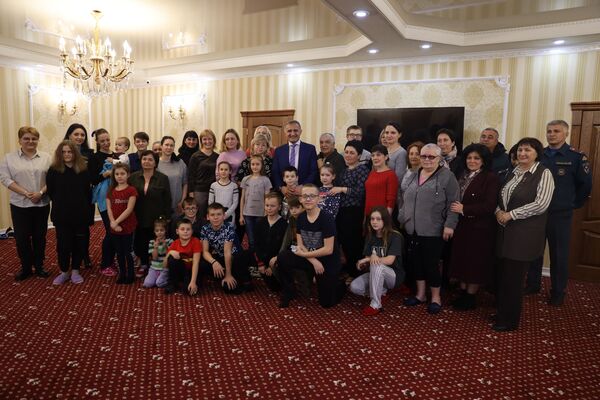 Встреча президента РЮО Анатолия Бибилова с беженцами из ДНР - Sputnik Южная Осетия