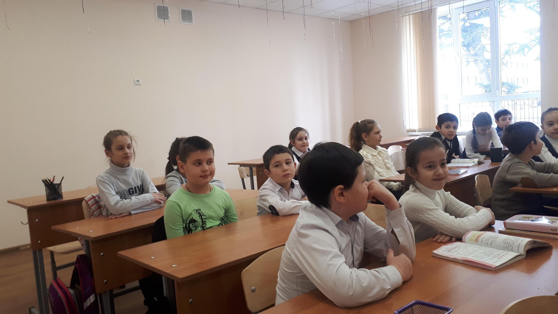 Дети из Донбасса на уроке в третьей цхинвальской школе  - Sputnik Южная Осетия, 1920, 01.03.2022
