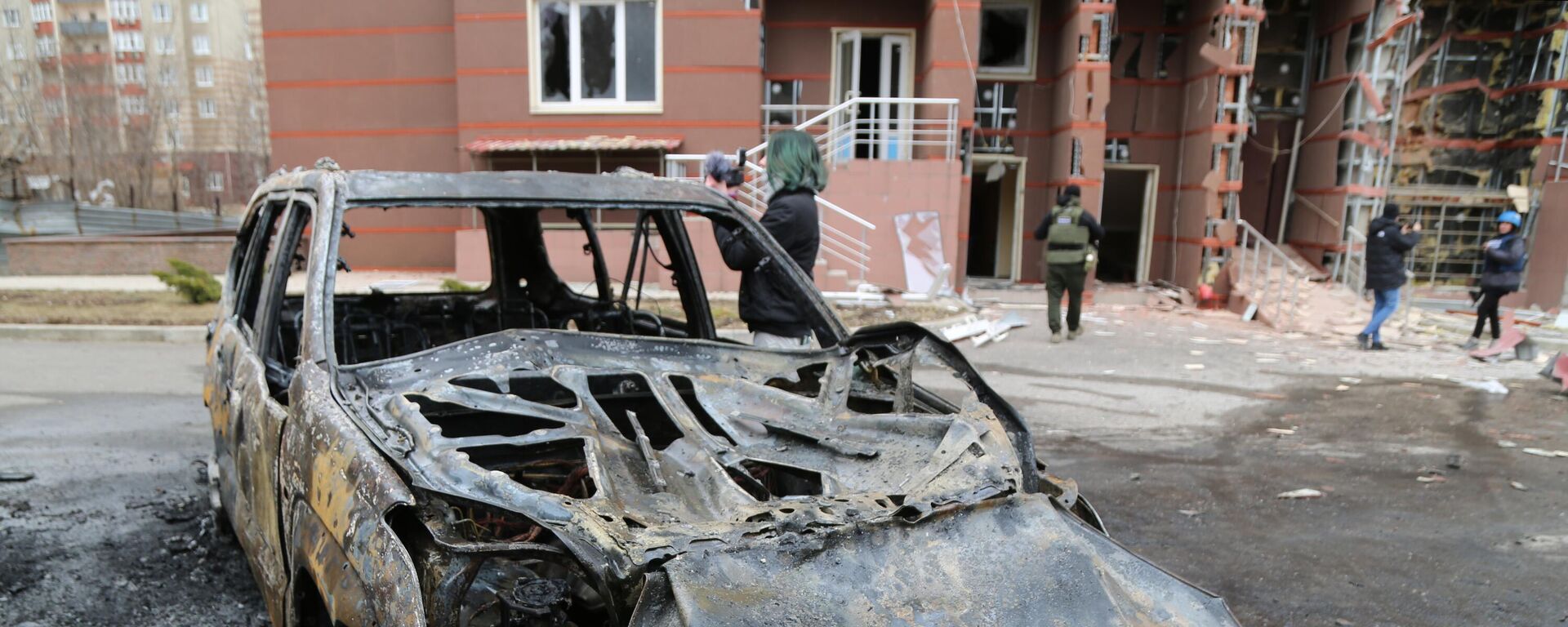 Сгоревший автомобиль во дворе многоэтажного жилого дома в Донецке - Sputnik Южная Осетия, 1920, 01.03.2022