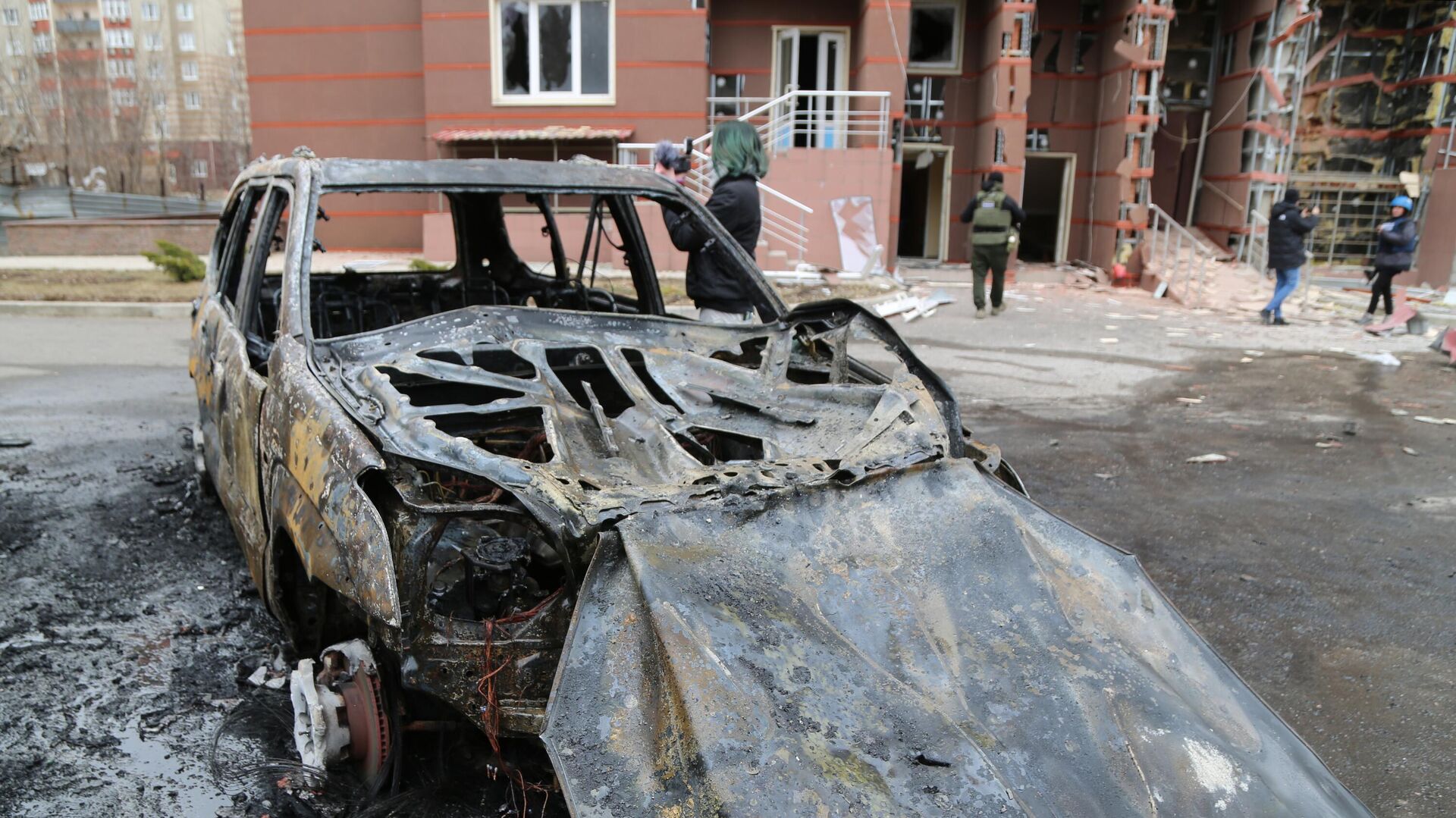 Сгоревший автомобиль во дворе многоэтажного жилого дома в Донецке - Sputnik Южная Осетия, 1920, 01.03.2022