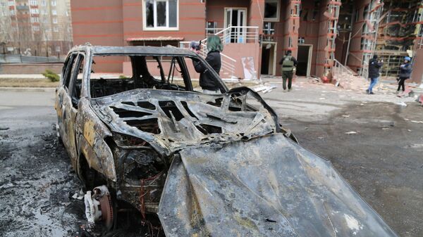 Сгоревший автомобиль во дворе многоэтажного жилого дома в Донецке - Sputnik Южная Осетия