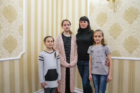 Александра Сергеева с тремя детьми из города Зугрэс, на востоке ДНР. - Sputnik Южная Осетия