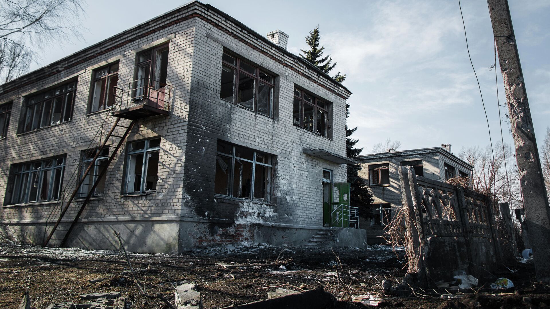 Разрушенное в результате обстрела здание детского сада в ДНР - Sputnik Южная Осетия, 1920, 02.03.2022