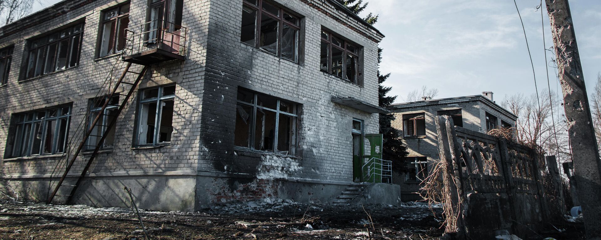 Разрушенное в результате обстрела здание детского сада в ДНР - Sputnik Южная Осетия, 1920, 02.03.2022