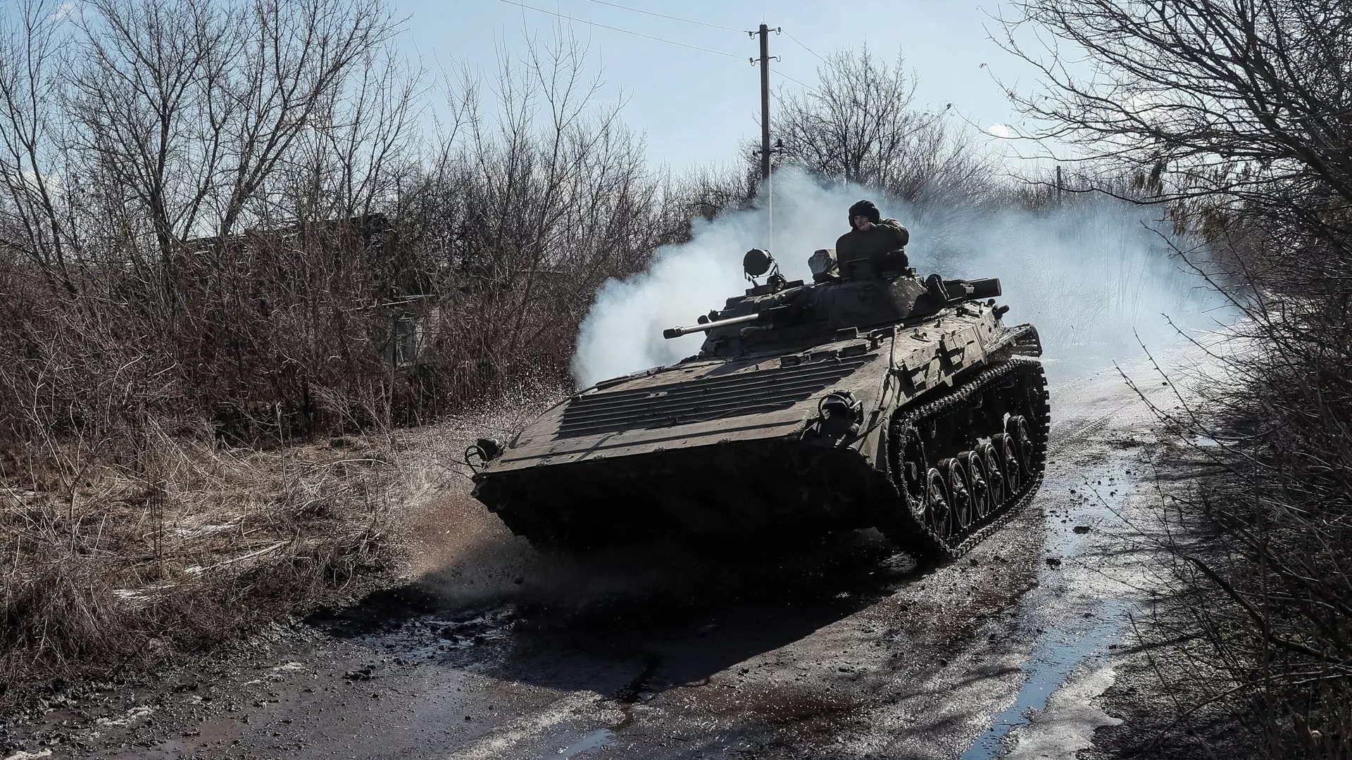 Солдат ВСУ на боевой машине пехоты в Донецкой области 