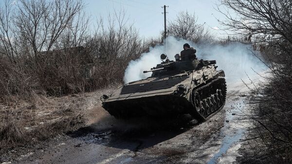Солдат ВСУ на боевой машине пехоты в Донецкой области  - Sputnik Южная Осетия
