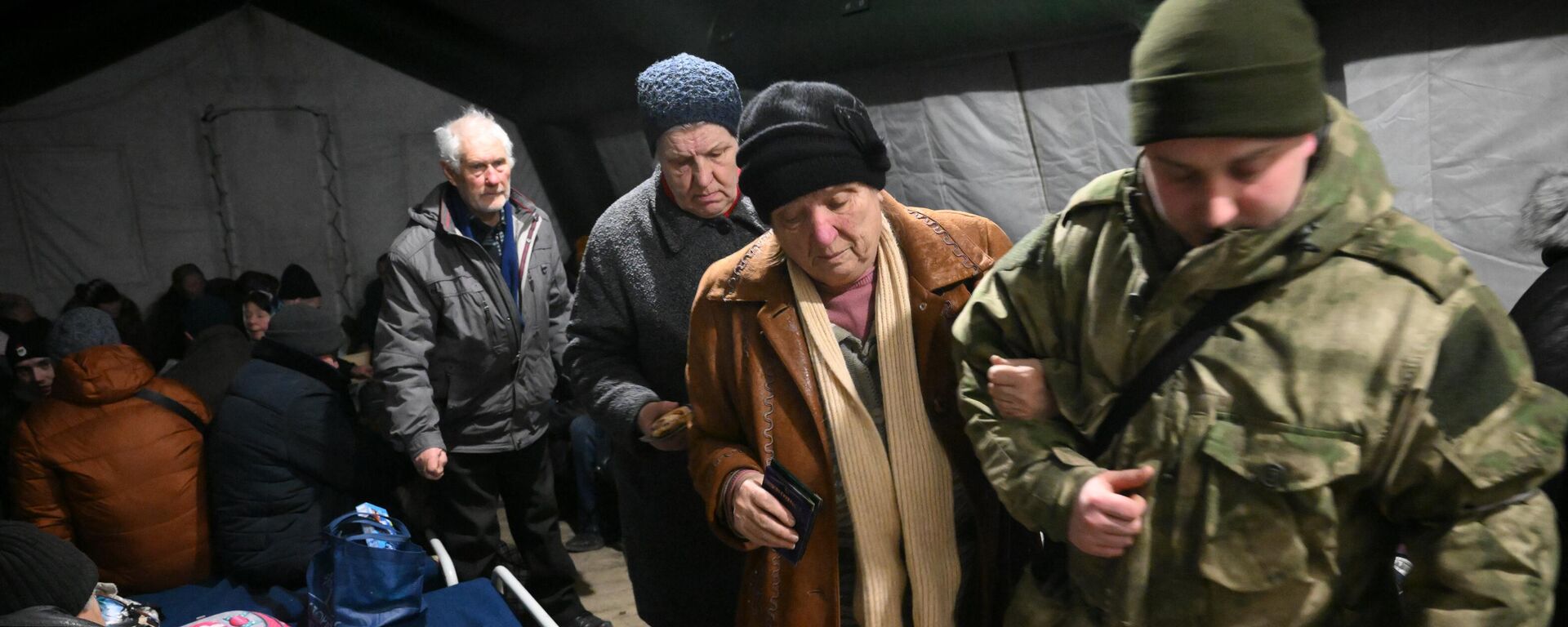 Жители Мариуполя покидают город при помощи гуманитарного коридора, организованного МЧС ДНР - Sputnik Южная Осетия, 1920, 07.03.2022