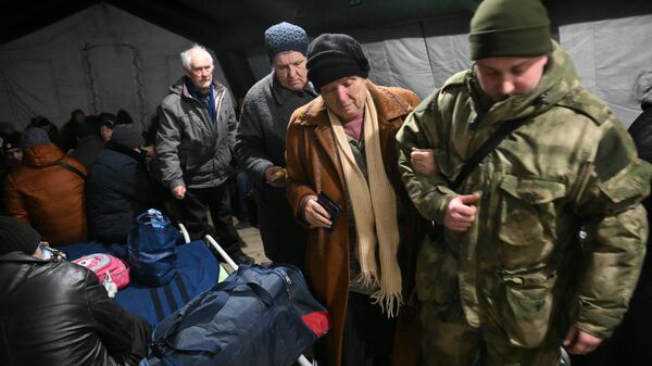 Жители Мариуполя покидают город при помощи гуманитарного коридора, организованного МЧС ДНР - Sputnik Южная Осетия