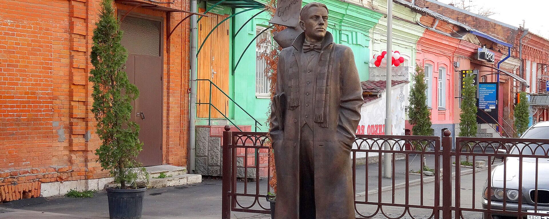 Памятник Михаилу Булгакову во Владикавказе - Sputnik Южная Осетия, 1920, 10.03.2022