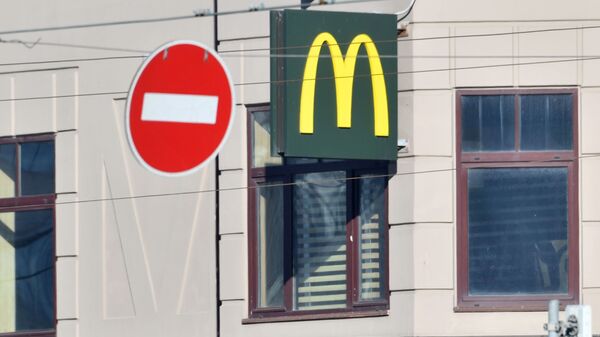 Вывеска на ресторане  Макдоналдс в Москве - Sputnik Южная Осетия