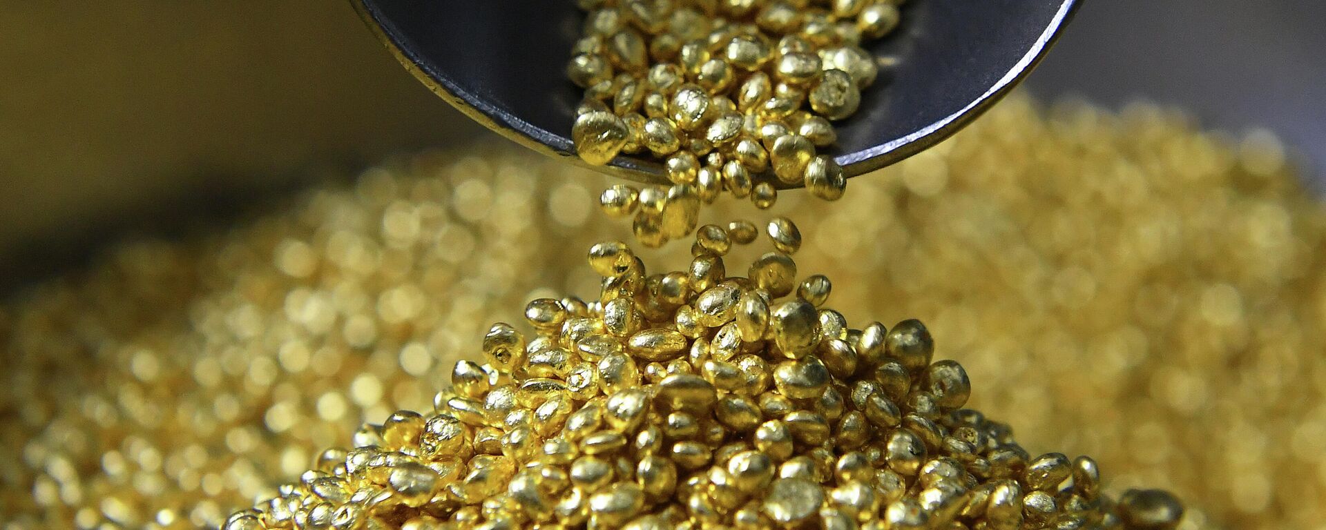 Слитки драгоценных металлов, произведенные на предприятии Красцветмет - Sputnik Южная Осетия, 1920, 14.10.2025