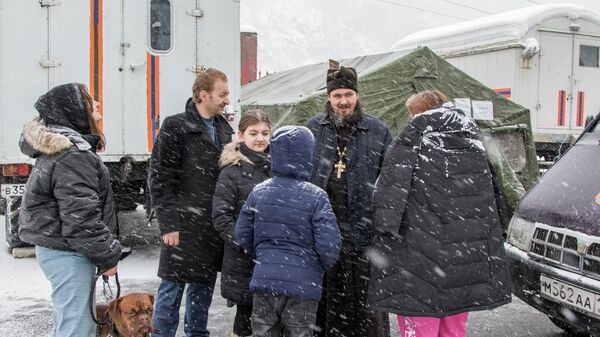 Благотворители Владикавказской епархии помогли людям на пункте пропуска Верхний Ларс - Sputnik Южная Осетия
