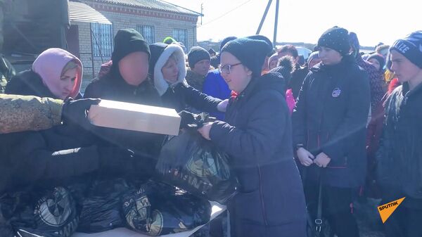 Российские военные доставили гуманитарную помощь жителям Харьковской области Украины - Sputnik Южная Осетия
