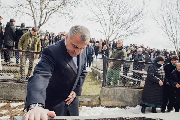 Анатолий Бибилов возложил цветы к могиле жертв Ередской трагедии - Sputnik Южная Осетия