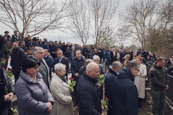 Почтить память 12 невинных жертв грузинского фашизма на городское кладбище Цхинвала пришли сотни людей. - Sputnik Южная Осетия
