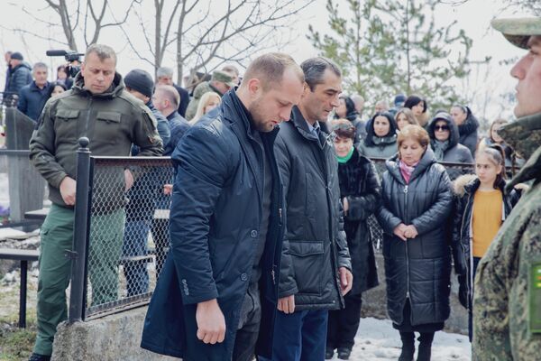 К могиле погибших нескончаемая процессия людей возложила цветы. - Sputnik Южная Осетия