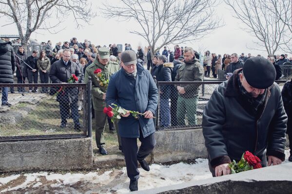 Возложение цветов к могиле жертв Ередской трагедии  - Sputnik Южная Осетия