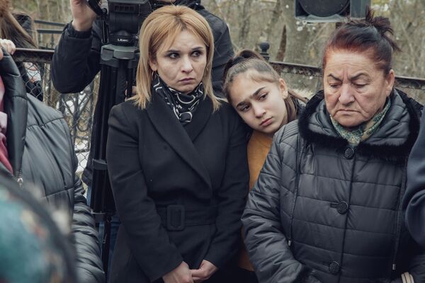 На митинг пришли также жены, сестры, дети и близкие родственники погибших. - Sputnik Южная Осетия