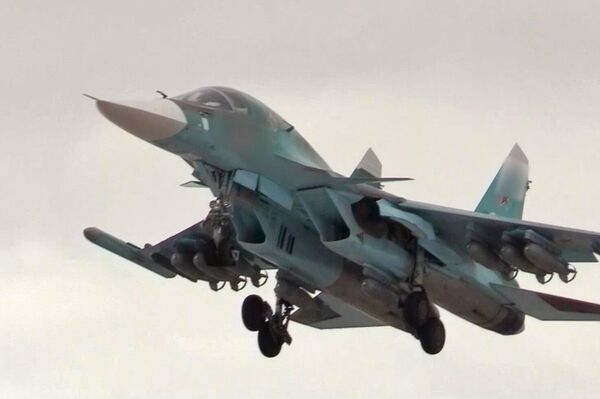 Российский бомбардировщик Су-34 вылетает с аэродрома. - Sputnik Южная Осетия