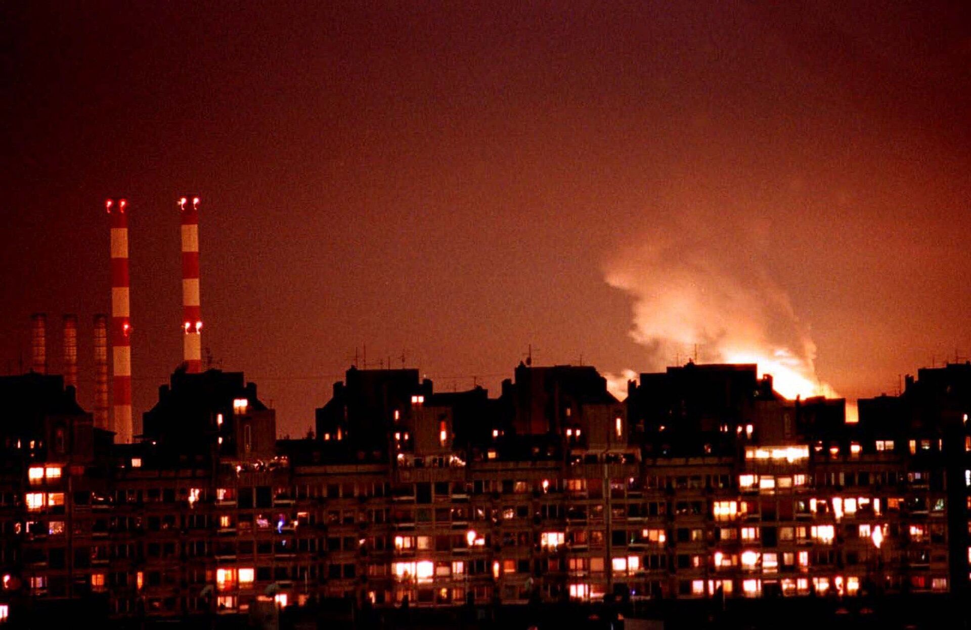 Пламя от взрыва озаряет горизонт Белграда  - Sputnik Южная Осетия, 1920, 24.03.2022