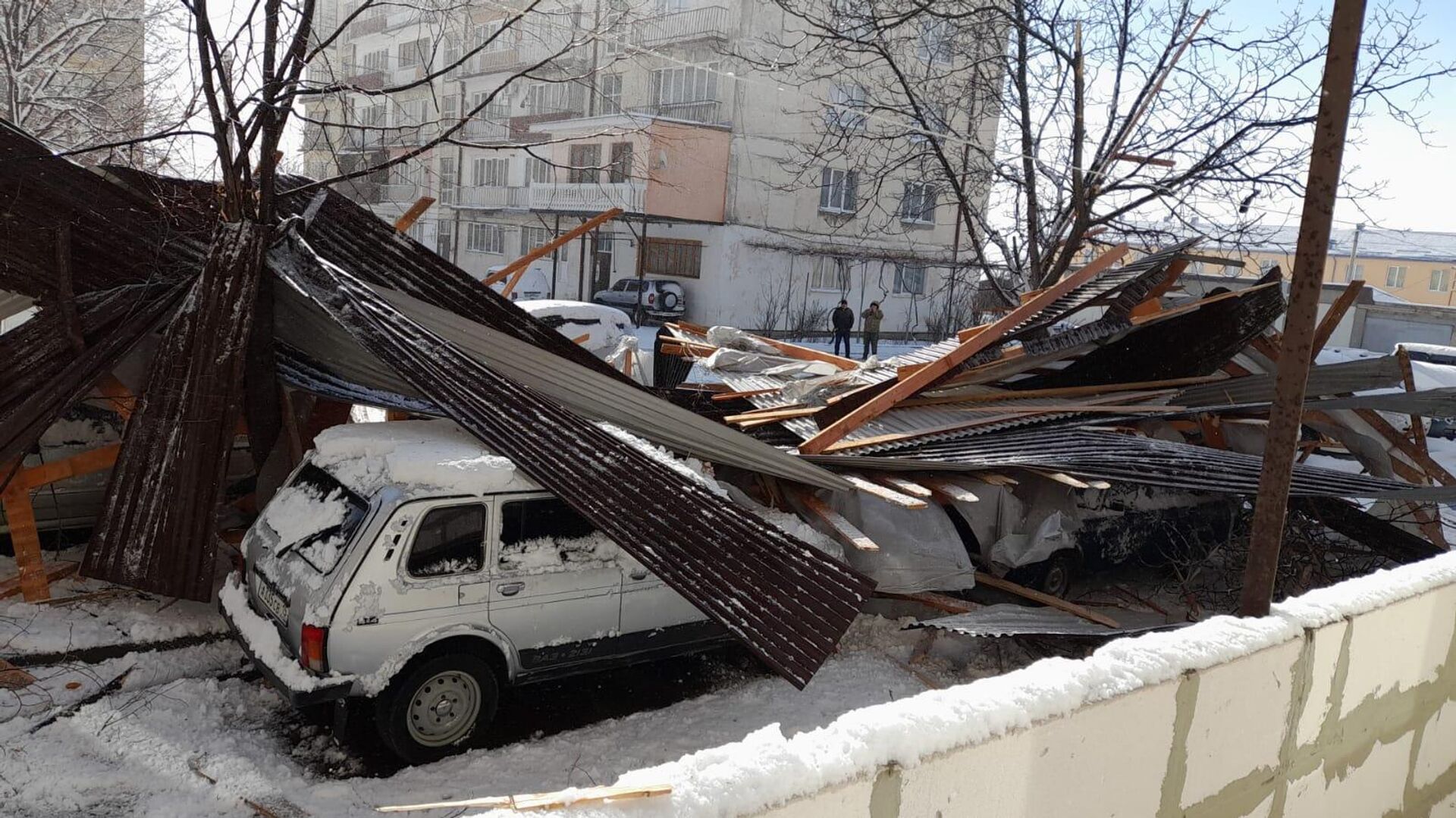 Сильный ветер в Цхинвале обрушил крыши домов - Sputnik Южная Осетия, 1920, 28.03.2022