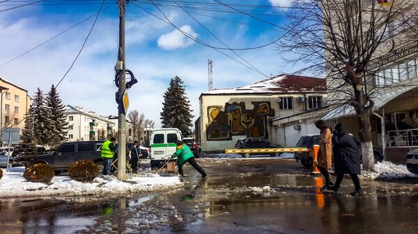 Коммунальщики расчищают снег  - Sputnik Южная Осетия