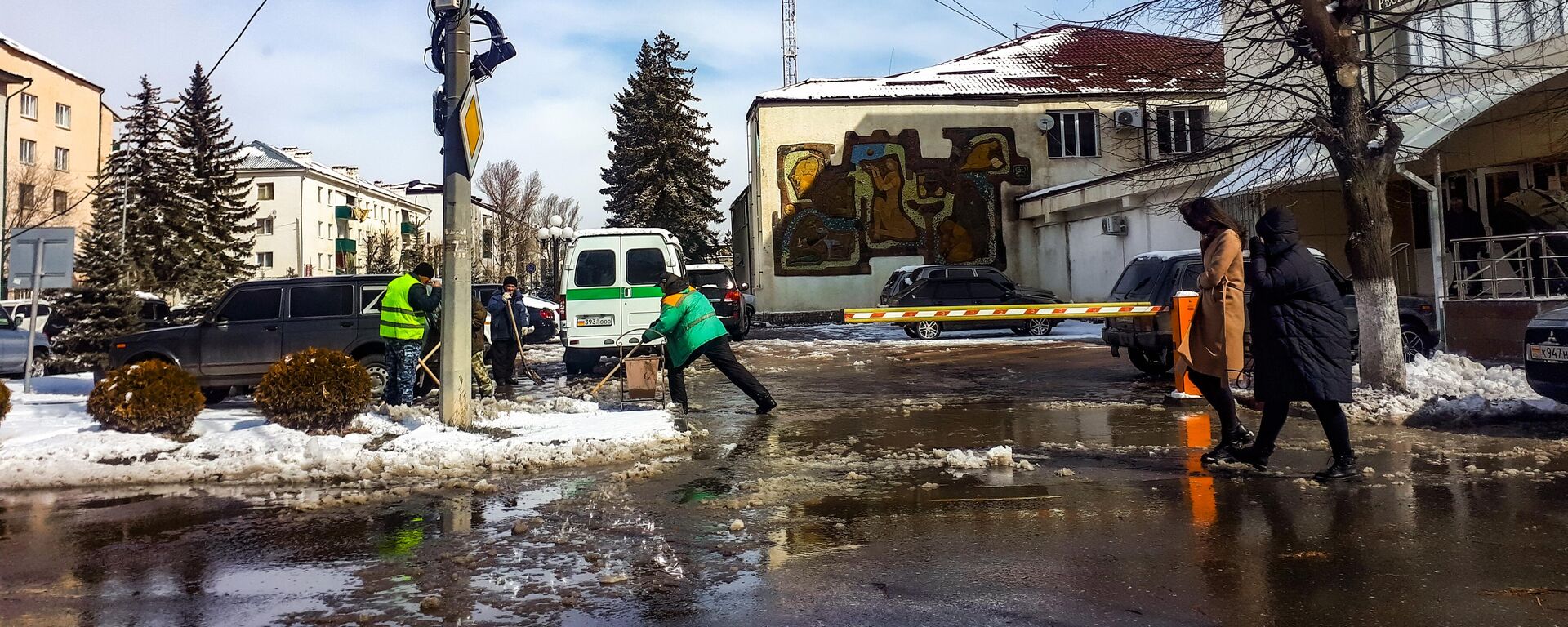 Коммунальщики расчищают снег  - Sputnik Южная Осетия, 1920, 28.03.2022