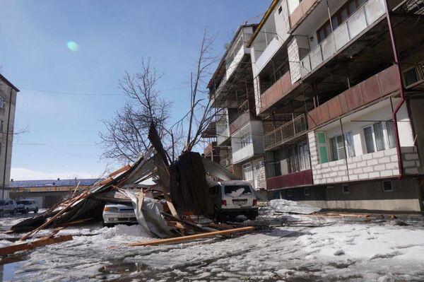 Дом на улице Гафеза 13 частично остался без кровли. Утром часть крыши снесло сильным ветром - Sputnik Южная Осетия
