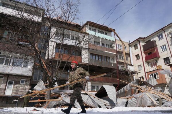 Дом на улице Гафеза 13 частично остался без кровли. Утром часть крыши снесло сильным ветром - Sputnik Южная Осетия