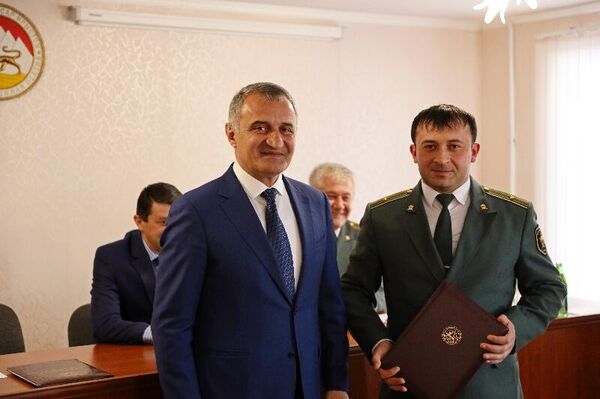 Президент Анатолий Бибилов наградил сотрудников Контрольно-счетной палаты - Sputnik Южная Осетия